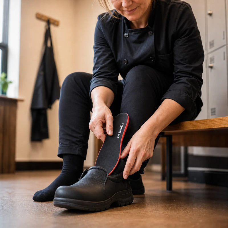 Personne installant une semelle Ortavio ArcCore dans sa chaussure