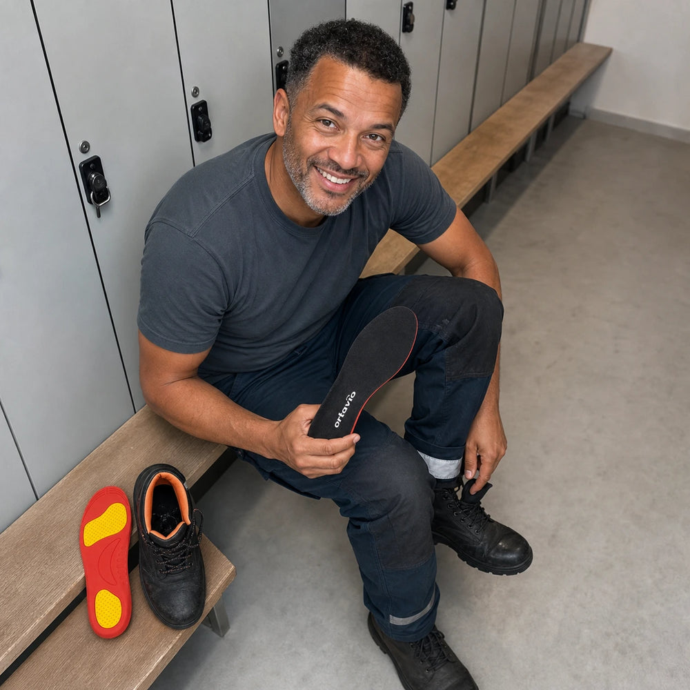 worker installant Ortavio ArcCore semelles in a locker room